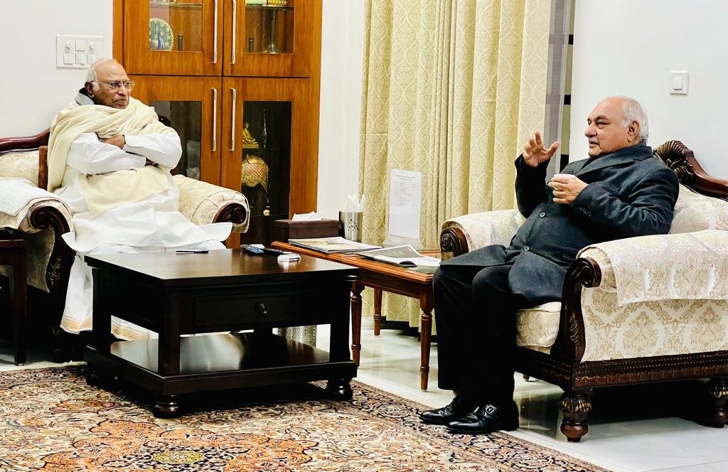 BhupinderShooda's tweet photo. आज AICC मुख्यालय, दिल्ली में हरियाणा प्रदेश कांग्रेस प्रभारी महासचिव श्री दीपक बाबरिया जी और @INCHaryana अध्यक्ष चौ. @INCUdaiBhan जी की मौजूदगी में पूर्व मंत्री व आम आदमी पार्टी (AAP) के राष्ट्रीय संयुक्त सचिव @NirmalSMohra जी एवं संघर्षशील युवा नेत्री व AAP हरियाणा की प्रदेश उपाध्यक्ष @ChitraSarwara ने अपने हजारों समर्थकों के साथ कांग्रेस पार्टी का दामन थामा। इसके बाद दोनों नेताओं ने @INCIndia अध्यक्ष श्री @kharge जी और कांग्रेस के संगठन महासचिव @kcvenugopalmp जी से मुलाकात कर उनका आभार व्यक्त किया।

इस दौरान पार्टी में शामिल होने वालों में 4 जिला पार्षद, 2 पूर्व जिला पार्षद, 1 ब्लॉक समिति के सदस्य, 19 सरपंच, 103 पूर्व सरपंच, 4 कोआपरेटिव सोसायटी चेयरमैन और मार्केट कमेटी चेयरमैन, 12 पूर्व निगम पार्षद और अंबाला कैंट, अंबाला सिटी, मुलाना, नारायणगढ़, यमुनानगर, पेहोवा से आम आदमी पार्टी के 7 प्रदेश पदाधिकारी, 7 लोकसभा क्षेत्र पदाधिकारी, जिलों के 77 पदाधिकारी, सर्कल के 36 पदाधिकारी, वार्ड व गांवों के 129 पदाधिकारी मौजूद रहे।

आप सभी को कांग्रेस पार्टी में पूरा मान-सम्मान मिलेगा। सभी साथियों का पार्टी में स्वागत है।