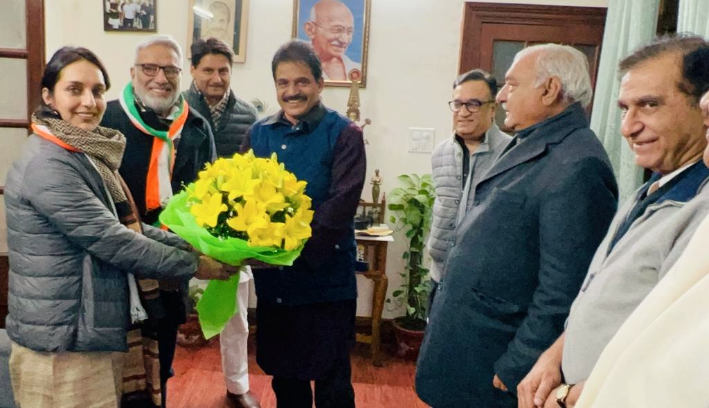 BhupinderShooda's tweet photo. आज AICC मुख्यालय, दिल्ली में हरियाणा प्रदेश कांग्रेस प्रभारी महासचिव श्री दीपक बाबरिया जी और @INCHaryana अध्यक्ष चौ. @INCUdaiBhan जी की मौजूदगी में पूर्व मंत्री व आम आदमी पार्टी (AAP) के राष्ट्रीय संयुक्त सचिव @NirmalSMohra जी एवं संघर्षशील युवा नेत्री व AAP हरियाणा की प्रदेश उपाध्यक्ष @ChitraSarwara ने अपने हजारों समर्थकों के साथ कांग्रेस पार्टी का दामन थामा। इसके बाद दोनों नेताओं ने @INCIndia अध्यक्ष श्री @kharge जी और कांग्रेस के संगठन महासचिव @kcvenugopalmp जी से मुलाकात कर उनका आभार व्यक्त किया।

इस दौरान पार्टी में शामिल होने वालों में 4 जिला पार्षद, 2 पूर्व जिला पार्षद, 1 ब्लॉक समिति के सदस्य, 19 सरपंच, 103 पूर्व सरपंच, 4 कोआपरेटिव सोसायटी चेयरमैन और मार्केट कमेटी चेयरमैन, 12 पूर्व निगम पार्षद और अंबाला कैंट, अंबाला सिटी, मुलाना, नारायणगढ़, यमुनानगर, पेहोवा से आम आदमी पार्टी के 7 प्रदेश पदाधिकारी, 7 लोकसभा क्षेत्र पदाधिकारी, जिलों के 77 पदाधिकारी, सर्कल के 36 पदाधिकारी, वार्ड व गांवों के 129 पदाधिकारी मौजूद रहे।

आप सभी को कांग्रेस पार्टी में पूरा मान-सम्मान मिलेगा। सभी साथियों का पार्टी में स्वागत है।