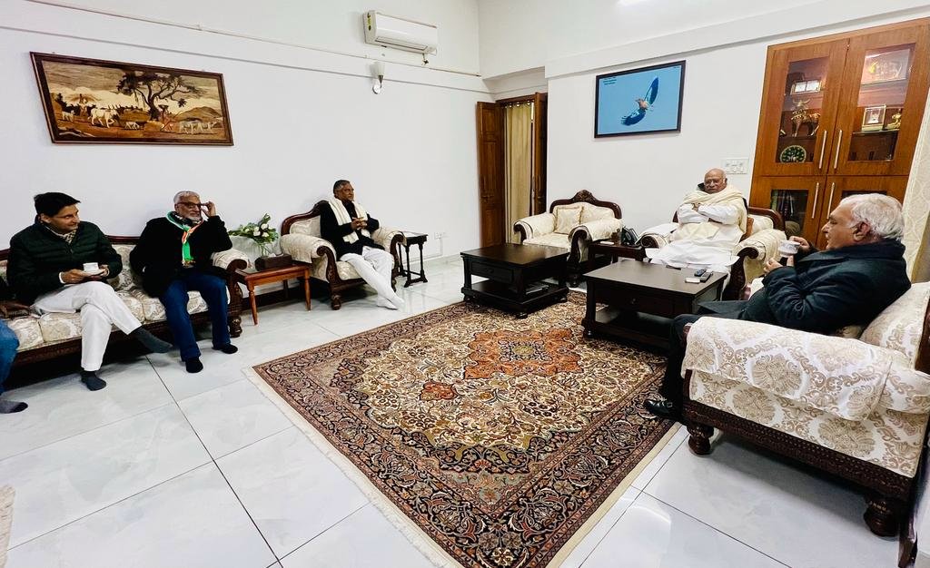 BhupinderShooda's tweet photo. आज AICC मुख्यालय, दिल्ली में हरियाणा प्रदेश कांग्रेस प्रभारी महासचिव श्री दीपक बाबरिया जी और @INCHaryana अध्यक्ष चौ. @INCUdaiBhan जी की मौजूदगी में पूर्व मंत्री व आम आदमी पार्टी (AAP) के राष्ट्रीय संयुक्त सचिव @NirmalSMohra जी एवं संघर्षशील युवा नेत्री व AAP हरियाणा की प्रदेश उपाध्यक्ष @ChitraSarwara ने अपने हजारों समर्थकों के साथ कांग्रेस पार्टी का दामन थामा। इसके बाद दोनों नेताओं ने @INCIndia अध्यक्ष श्री @kharge जी और कांग्रेस के संगठन महासचिव @kcvenugopalmp जी से मुलाकात कर उनका आभार व्यक्त किया।

इस दौरान पार्टी में शामिल होने वालों में 4 जिला पार्षद, 2 पूर्व जिला पार्षद, 1 ब्लॉक समिति के सदस्य, 19 सरपंच, 103 पूर्व सरपंच, 4 कोआपरेटिव सोसायटी चेयरमैन और मार्केट कमेटी चेयरमैन, 12 पूर्व निगम पार्षद और अंबाला कैंट, अंबाला सिटी, मुलाना, नारायणगढ़, यमुनानगर, पेहोवा से आम आदमी पार्टी के 7 प्रदेश पदाधिकारी, 7 लोकसभा क्षेत्र पदाधिकारी, जिलों के 77 पदाधिकारी, सर्कल के 36 पदाधिकारी, वार्ड व गांवों के 129 पदाधिकारी मौजूद रहे।

आप सभी को कांग्रेस पार्टी में पूरा मान-सम्मान मिलेगा। सभी साथियों का पार्टी में स्वागत है।
