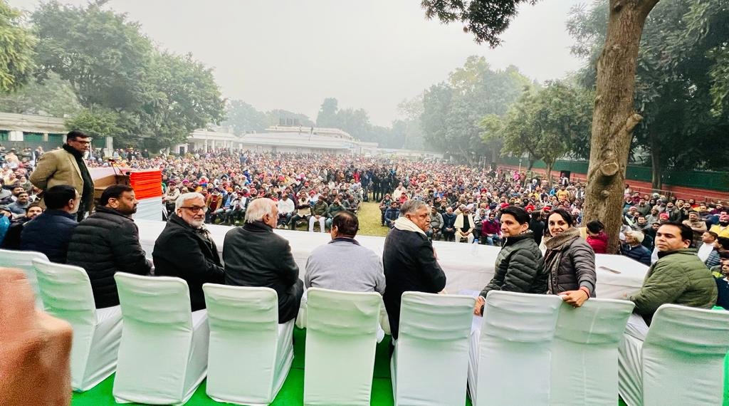 BhupinderShooda's tweet photo. आज AICC मुख्यालय, दिल्ली में हरियाणा प्रदेश कांग्रेस प्रभारी महासचिव श्री दीपक बाबरिया जी और @INCHaryana अध्यक्ष चौ. @INCUdaiBhan जी की मौजूदगी में पूर्व मंत्री व आम आदमी पार्टी (AAP) के राष्ट्रीय संयुक्त सचिव @NirmalSMohra जी एवं संघर्षशील युवा नेत्री व AAP हरियाणा की प्रदेश उपाध्यक्ष @ChitraSarwara ने अपने हजारों समर्थकों के साथ कांग्रेस पार्टी का दामन थामा। इसके बाद दोनों नेताओं ने @INCIndia अध्यक्ष श्री @kharge जी और कांग्रेस के संगठन महासचिव @kcvenugopalmp जी से मुलाकात कर उनका आभार व्यक्त किया।

इस दौरान पार्टी में शामिल होने वालों में 4 जिला पार्षद, 2 पूर्व जिला पार्षद, 1 ब्लॉक समिति के सदस्य, 19 सरपंच, 103 पूर्व सरपंच, 4 कोआपरेटिव सोसायटी चेयरमैन और मार्केट कमेटी चेयरमैन, 12 पूर्व निगम पार्षद और अंबाला कैंट, अंबाला सिटी, मुलाना, नारायणगढ़, यमुनानगर, पेहोवा से आम आदमी पार्टी के 7 प्रदेश पदाधिकारी, 7 लोकसभा क्षेत्र पदाधिकारी, जिलों के 77 पदाधिकारी, सर्कल के 36 पदाधिकारी, वार्ड व गांवों के 129 पदाधिकारी मौजूद रहे।

आप सभी को कांग्रेस पार्टी में पूरा मान-सम्मान मिलेगा। सभी साथियों का पार्टी में स्वागत है।