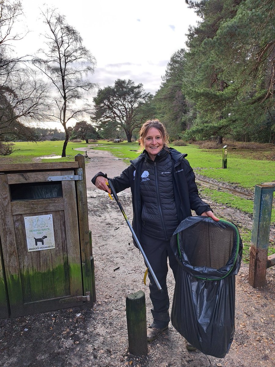 newforestranger's tweet photo. At Deerleap Inclosure today, chatting all things New Forest &amp; promoting the #NewForestCode. Despite Naomi doing a litter pick here not long before Christmas she's come back with loads- including 63 bags of discarded dog poo. All within 400m of the car park - WHICH HAS A BIN 😞 https://t.co/b8OBgfjwbw