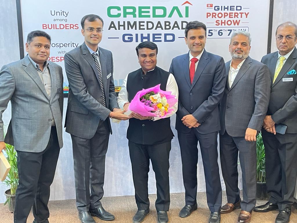 mlakanupatel's tweet photo. આજરોજ CREDAI અમદાવાદ GIHED (Gujarat Institute of Housing and Estate Developers) દ્વારા આયોજિત પ્રોપર્ટી શો દરમિયાન પૂર્વ ધારાસભ્યશ્રી રાકેશભાઈ શાહ સાથે ઉપસ્થિત રહી રિયલ એસ્ટેટ ક્ષેત્રે નામના ધરાવતા બિલ્ડર મિત્રો સાથે મુલાકાત કરી અને વિવિધ સ્ટોલ ની મુલાકાત લીધી. #credai #GIHED https://t.co/39BMrTeJ5K