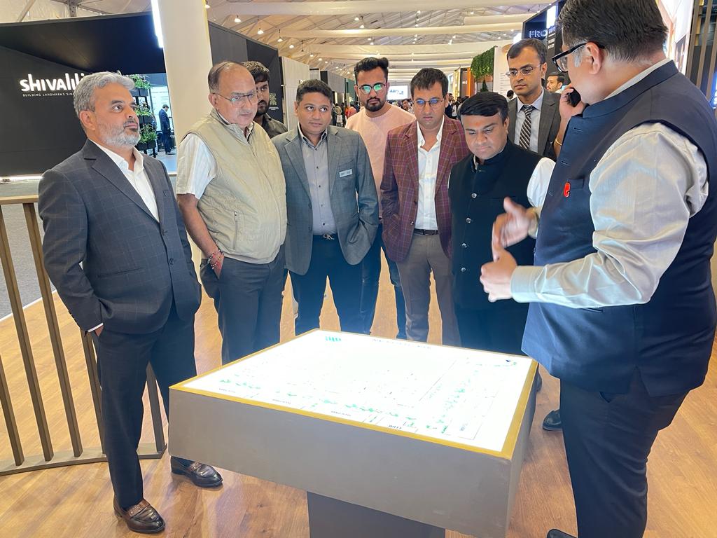 mlakanupatel's tweet photo. આજરોજ CREDAI અમદાવાદ GIHED (Gujarat Institute of Housing and Estate Developers) દ્વારા આયોજિત પ્રોપર્ટી શો દરમિયાન પૂર્વ ધારાસભ્યશ્રી રાકેશભાઈ શાહ સાથે ઉપસ્થિત રહી રિયલ એસ્ટેટ ક્ષેત્રે નામના ધરાવતા બિલ્ડર મિત્રો સાથે મુલાકાત કરી અને વિવિધ સ્ટોલ ની મુલાકાત લીધી. #credai #GIHED https://t.co/39BMrTeJ5K