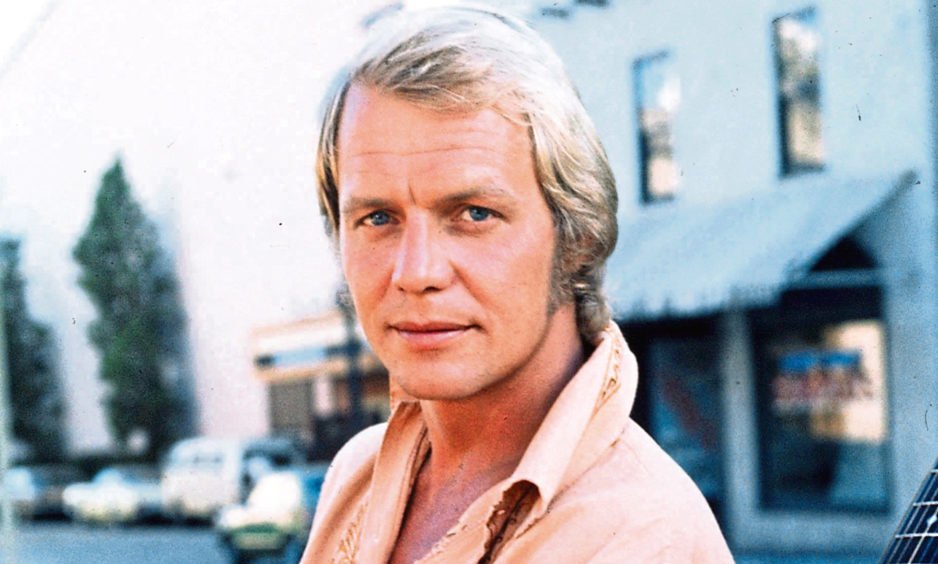 AndreaPecchia1's tweet photo. Addio #Hutch 💔 un altro eroe della nostra infanzia che non c'è più

Forse non tutti ricordano che #DavidSoul prima di diventare Ken Hutchinson in #StarskyandHutch fu il poliziotto cattivo ne "una 44 magnum per l'ispettore Callaghan" e vendette milioni di dischi come cantante. https://t.co/ZfBE8Csz0e
