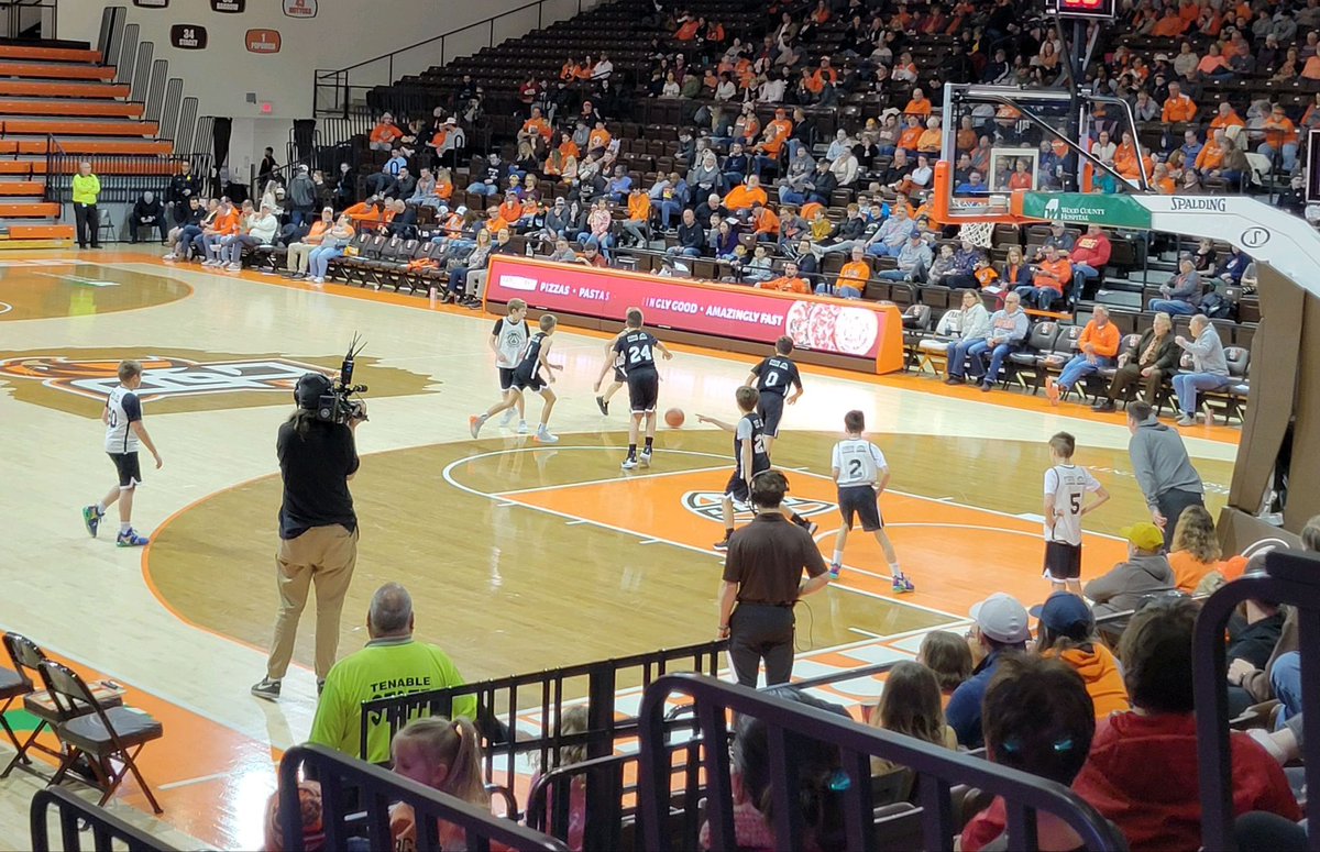 BeTransformedB1's tweet photo. BTB 5th grade squad getting some action on the BiG stage @StrohCenter 👏 Thanks @Neilatc &amp; BGSU for keeping this fun tradition alive! 🙏 https://t.co/NvQW00y2Im