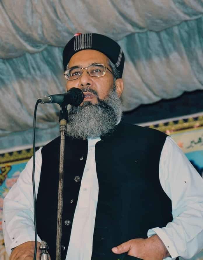 ammarkhanyasir's tweet photo. ہمارا درجہ ثانیہ کا سال تھا۔ ہمارے ایک شریک درس تھے جن کا نام عمر تھا۔ دورہ حدیث کے سال دستار فضیلت سر پر سجا کر افغانستان چلے گئے اور جام شہادت نوش کرگئے۔
عمر نے اپنے ذمے لگایا تھا کہ جب فاروقی صاحب، عثمانی صاحب یا پنجاب کا کوئی خطیب کراچی میں کسی جگہ خطاب کرنے آتا تو عمر تیاری پکڑ لیتا۔ درسگاہ کے شرکاء سے چندہ اکٹھا کرتا کہ فلاں تاریخ جلسہ ہے۔ سب نے جانا ہے اس کے لیے کرائے کی مد میں ابھی سے پیسے جمع کروا دو۔
علامہ مسعود الرحمان عثمانی ایک جلسے میں آنے والے تھے۔ جمعرات کا دن تھا۔ جلسہ مغرب کے بعد شروع ہونا تھا اور عمر ہم سب کو عصر کے وقت ہی لے گیا۔ پہلی والی نشستیں ہم نے پکڑ لیں۔ جلسہ شروع ہونے لگا تو علاقے کے مشران ایک ایک کرکے ہمیں کرسیوں سے اتارنے لگے۔ ہم نے بھی تہیہ کر لیا تھا کہ پچھلی نشستوں پر نہیں بیٹھنا۔ اسٹیج سے متصل زمین پر بیٹھ گئے۔
جب علامہ مسعود الرحمان عثمانی صاحب خطاب کر رہے تھے اس وقت اسٹیج والوں کی جوتیوں کا ڈھیر ہمارے سامنے لگ چکا تھا ۔
علامہ نے ہماری حالت پر ایک جملہ اچھالا۔ بیشمار جلسوں میں شرکت کرنے کا معاوضہ تھا وہ جملہ ہمارے لیے۔
علامہ اپنے مخصوص انداز خطابت میں لفظوں کو پھروتے ہوئے فرمانے لگے: یہ بچے جس اخلاص کے ساتھ اصحاب رسول کی محبت میں جوتیوں پر بیٹھے ہوئے ہیں ۔ اے رب اصحاب محمد! اس اخلاص کی برکت سے ہمیں اصحاب رسول کی جوتیوں میں بیٹھنا نصیب فرما دے!
میرا وجدان کہتا ہے کہ آج علامہ مسعود الرحمان عثمانی اصحاب رسول کی مجلس میں شرکت فرمائیں گے۔
تحریر @Miskeen_jee
