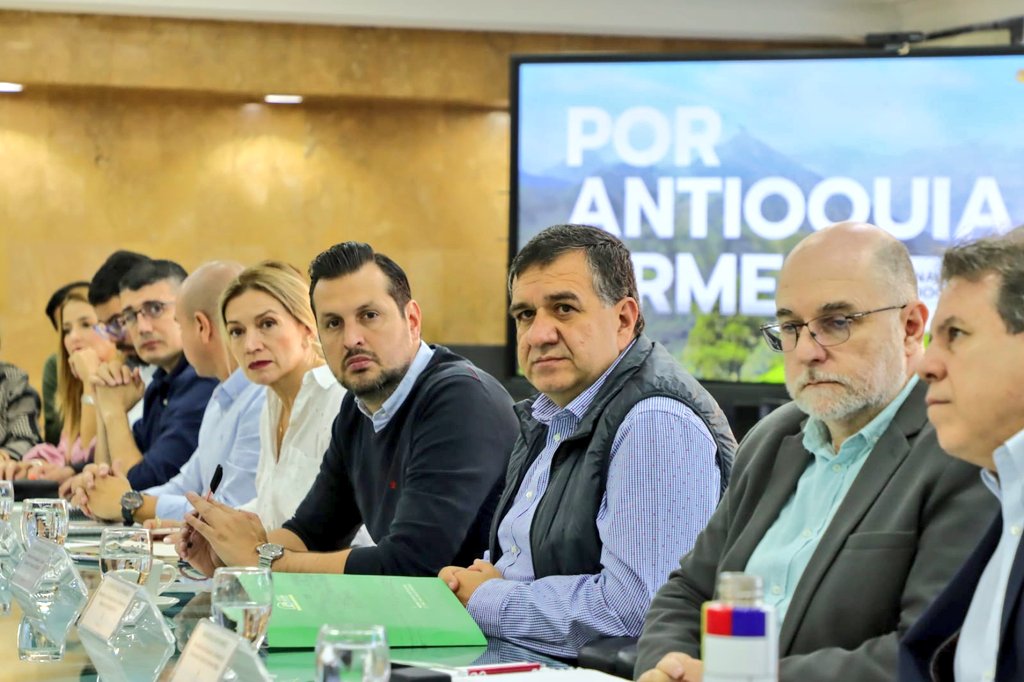 GobAntioquia's tweet photo. #PorAntioquiaFirme | Nuestro primer Consejo de Gobierno, con quienes transformaremos este bello territorio. https://t.co/yYpGznQBBP