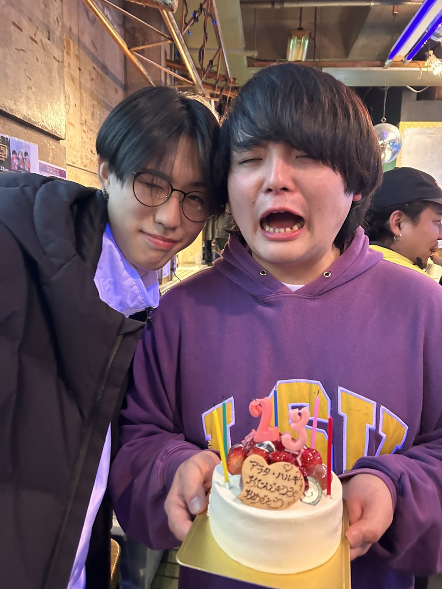 PapermoonE's tweet photo. 【🎶Happy birthday🎂】

本日1/6はPaper moon Endroll の
Gt./Vo.ヨコスカ アラタと
Ba./Cho. ヤマグチ ハルキの
23歳のお誕生日！！！！

いつもありがとう！
これからもついてくぜ！！！

Paper moon Endroll 
　　　　　　尚也・スタッフより https://t.co/XAsg0mIgxS