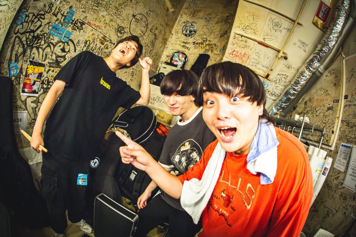 PapermoonE's tweet photo. 【🎶Happy birthday🎂】

本日1/6はPaper moon Endroll の
Gt./Vo.ヨコスカ アラタと
Ba./Cho. ヤマグチ ハルキの
23歳のお誕生日！！！！

いつもありがとう！
これからもついてくぜ！！！

Paper moon Endroll 
　　　　　　尚也・スタッフより https://t.co/XAsg0mIgxS