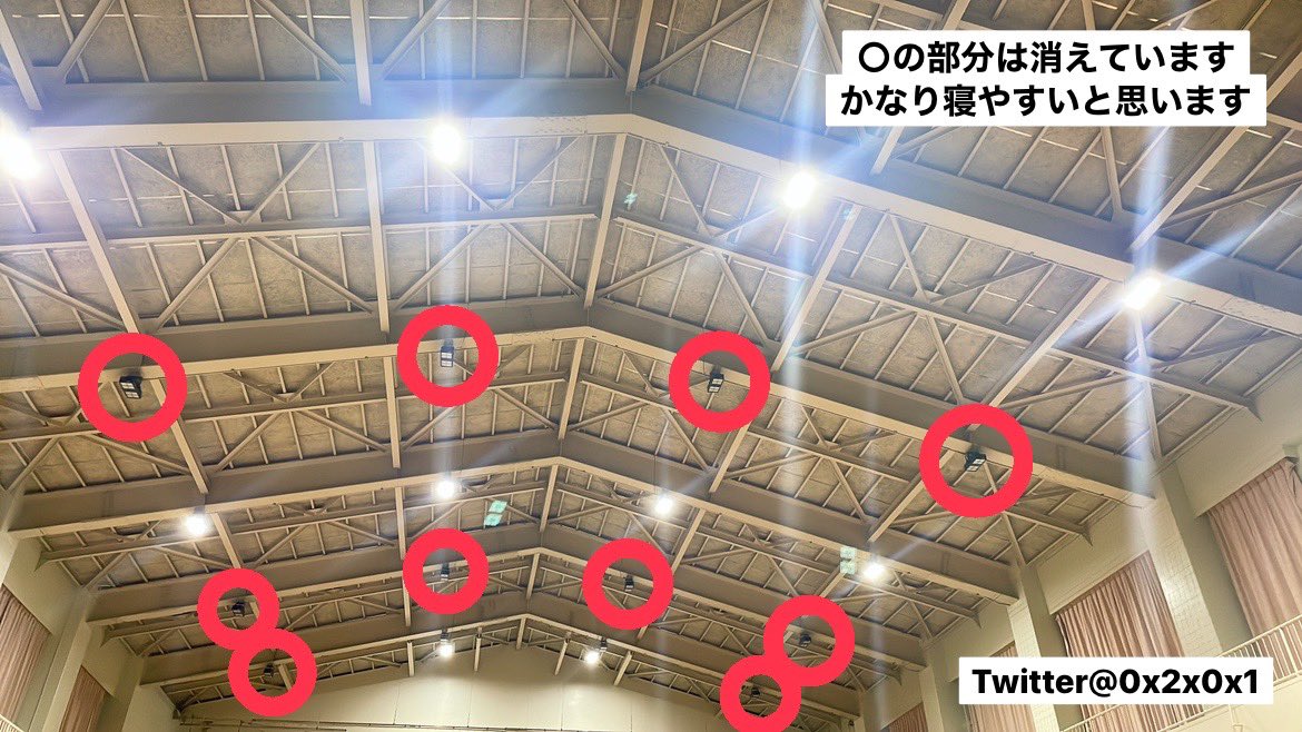 0x2x0x1's tweet photo. 避難所【鵜川小学校】です

体育館では今まで電気を全灯で過ごしていたのですが、今夜は半分消してみるという試みをしています

画像では伝わりづらいですが、かなり寝やすくなりそうです

電気が通っているだけでも奇跡です
本当にありがたいです

おやすみなさい

#能登半島地震
#能登��鵜川 #能登 https://t.co/EIhmM1H35B