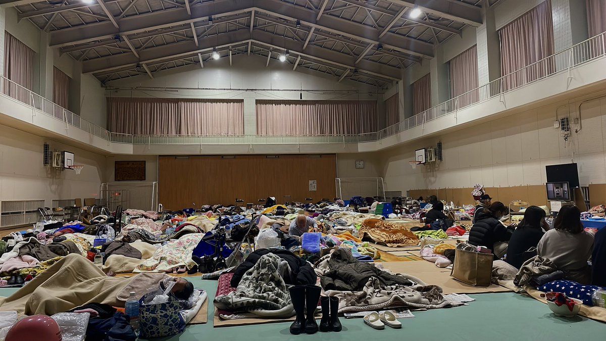 0x2x0x1's tweet photo. 避難所【鵜川小学校】です

体育館では今まで電気を全灯で過ごしていたのですが、今夜は半分消してみるという試みをしています

画像では伝わりづらいですが、かなり寝やすくなりそうです

電気が通っているだけでも奇跡です
本当にありがたいです

おやすみなさい

#能登半島地震
#能登��鵜川 #能登 https://t.co/EIhmM1H35B