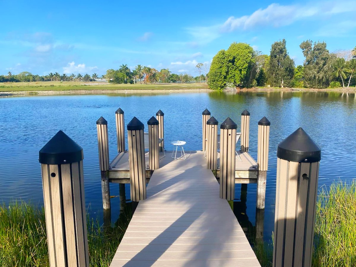 Our Fort Myers team does a beautiful job maintaining this private residence pond in Naples, Florida. ☀️🌾 HAPPY FRIDAY! #lakemanagement #weedcontrol #lakemaintenance #thelakedoctors #aquaticprofessional