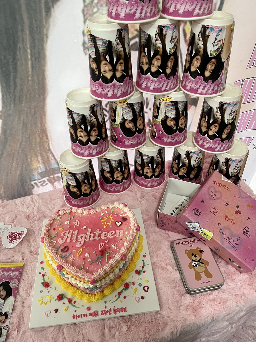 mingda_hs's tweet photo. 하이키 2주년 축하했어~~
아기자기 이쁘고 음료도 맛있어요~~

#never_stop_h1ghteen
#하이키_몇살이에요_두살이에요 https://t.co/qNLYvrjxii
