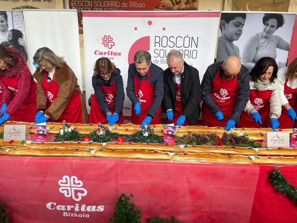 caritas_bizkaia's tweet photo. Hoy hemos celebrado la XX. Edición del Roscón Solidario de Bilbao

Gaur Bilboko Opil Solidarioaren XX. Edizioa ospatu dugu

#roscon #opil #bagara 

https://t.co/YPI3gTvDBm https://t.co/yByWRxtsjO