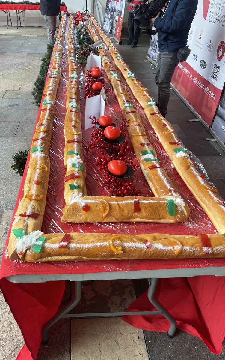 caritas_bizkaia's tweet photo. Hoy hemos celebrado la XX. Edición del Roscón Solidario de Bilbao

Gaur Bilboko Opil Solidarioaren XX. Edizioa ospatu dugu

#roscon #opil #bagara 

https://t.co/YPI3gTvDBm https://t.co/yByWRxtsjO