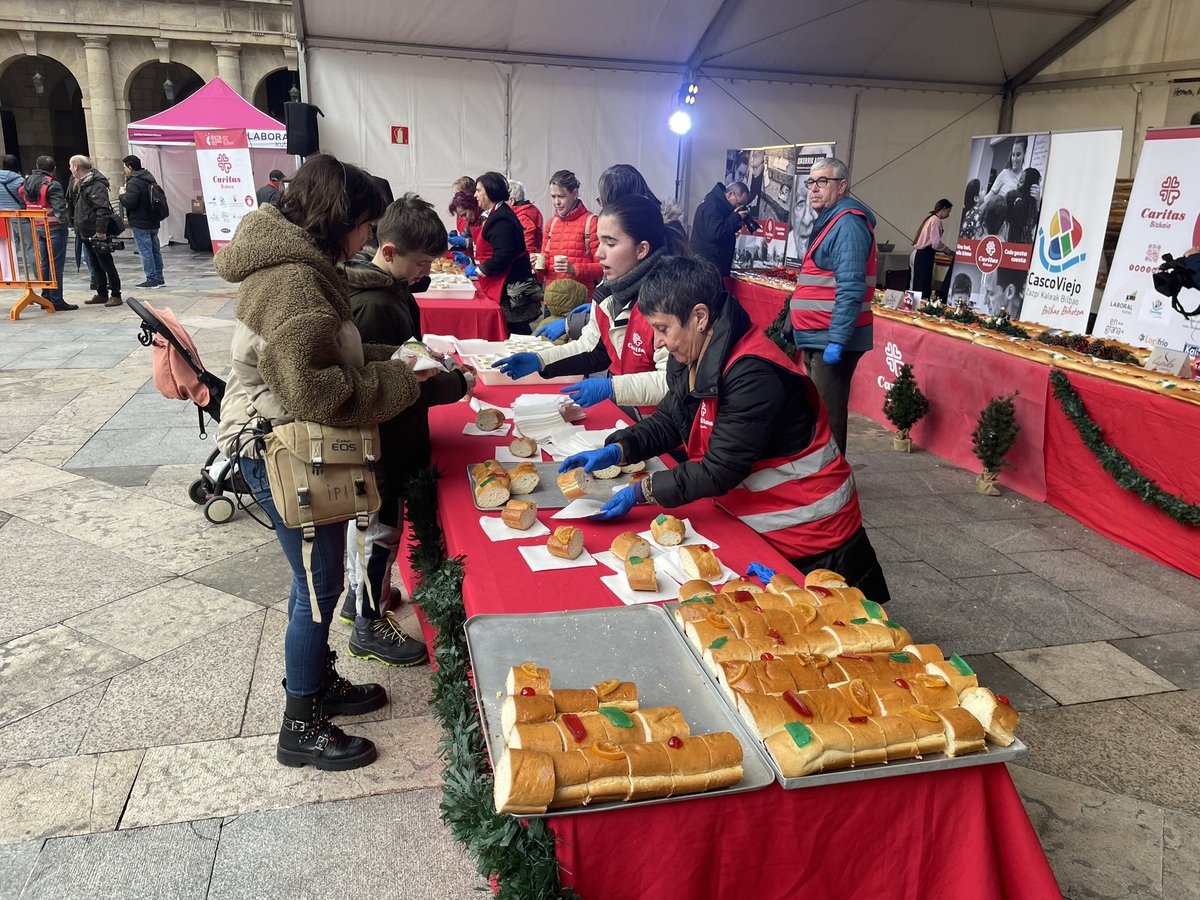 caritas_bizkaia's tweet photo. Hoy hemos celebrado la XX. Edición del Roscón Solidario de Bilbao

Gaur Bilboko Opil Solidarioaren XX. Edizioa ospatu dugu

#roscon #opil #bagara 

https://t.co/YPI3gTvDBm https://t.co/yByWRxtsjO
