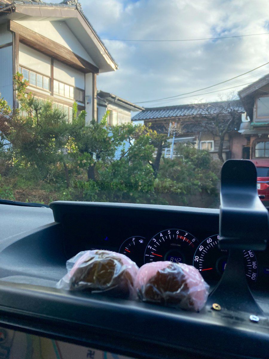 atct44's tweet photo. 桜もち食べた❗️
暖かい新潟
地元の友達と久しぶりに都内で合流!
一緒の東京は七年ぶり!
ゆっくり東京に向かいます。
#大工でテノール
#燕三条三日月うさぎ
#自分設計
#MZ23
#デニーズ
#足立区
#東京 https://t.co/ddcTwPgSjB