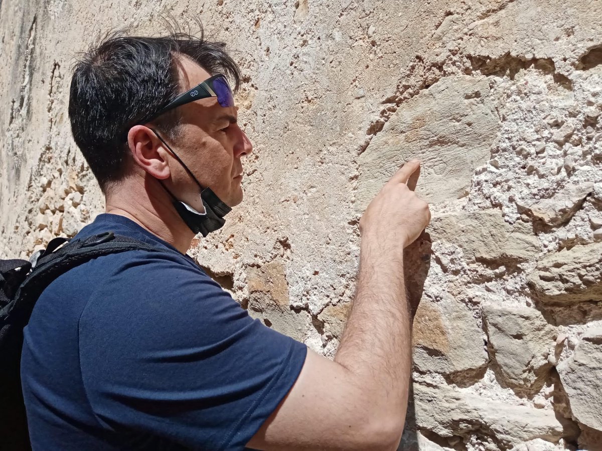 JorgeChillon's tweet photo. Hubo un tiempo en el que leíamos mensajes escritos en las piedras, porque alguien los dejó ahí para nosotros. https://t.co/S58dBTvchI