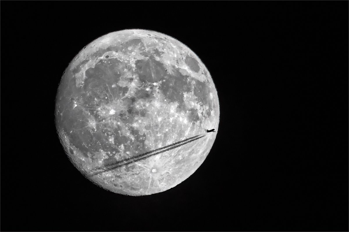 Mark_B_J's tweet photo. Airplane Passing the Full Moon #MOON #Aircraft #MANCHESTER #Vapourtrails #airplane #Contrail #fullmoon #photooftheday #silhouette #Oldham  #Astrophotography https://t.co/WS8ClYYSKg