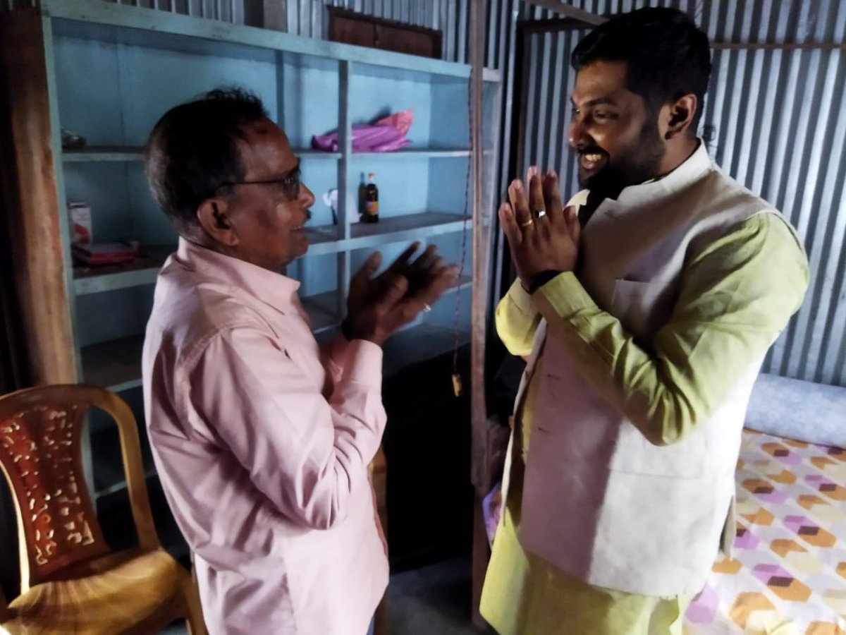 BJYMNABADAL's tweet photo. বিশালগড় মন্ডল অন্তর্গত চন্দ্রনগর এলাকার নিবাসী প্রাক্তন বিডিও শ্রদ্ধেয় #রূপচান_মল্লিক মহোদয়ের সহিত উনার নিজ বাসভবনে সাক্ষাৎ করি এবং কথোপকথনে ফেলে আসা দিনের অনেক স্মৃতিচারণ হয়।
শ্রদ্ধেয় রূপচান মল্লিক মহোদয়ের পরিবারের আতিথেয়তায় আমি অত্যন্ত আপ্লুত। https://t.co/22omkn4p71
