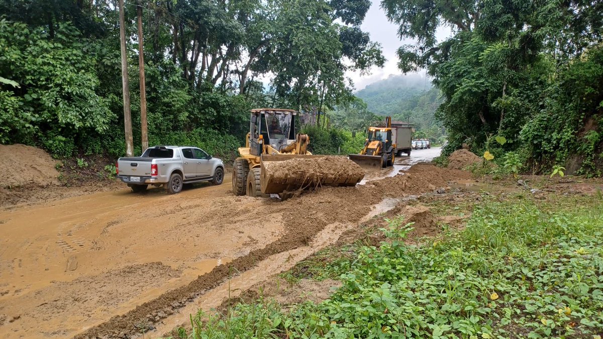 MIT_Ecuador's tweet photo. #ElOro | Desalojamos material de la vía Saracay-Piñas, sector Panupali, km 6. 

🤝 Trabajamos junto al GAD #Piñas. 

✅Limpiamos alcantarillas y cunetas.

🚧Encausamos aguas lluvias.

🛣️Vía habilitada.

#ElNuevoEcuador https://t.co/Clp9eZsYOP