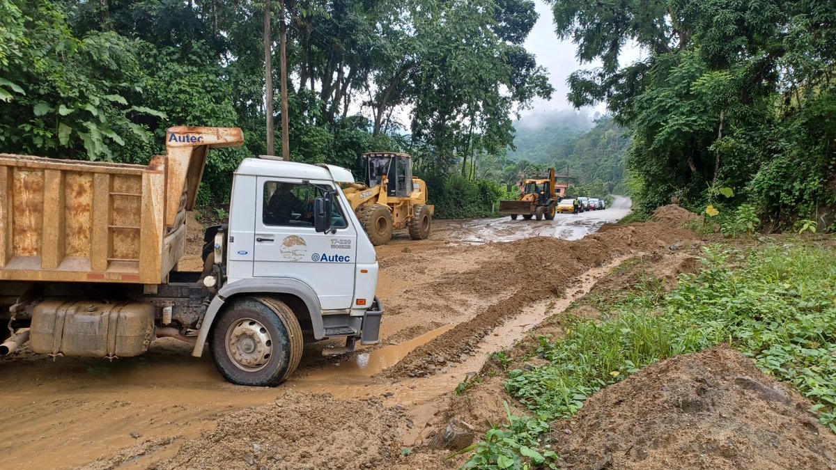 MIT_Ecuador's tweet photo. #ElOro | Desalojamos material de la vía Saracay-Piñas, sector Panupali, km 6. 

🤝 Trabajamos junto al GAD #Piñas. 

✅Limpiamos alcantarillas y cunetas.

🚧Encausamos aguas lluvias.

🛣️Vía habilitada.

#ElNuevoEcuador https://t.co/Clp9eZsYOP