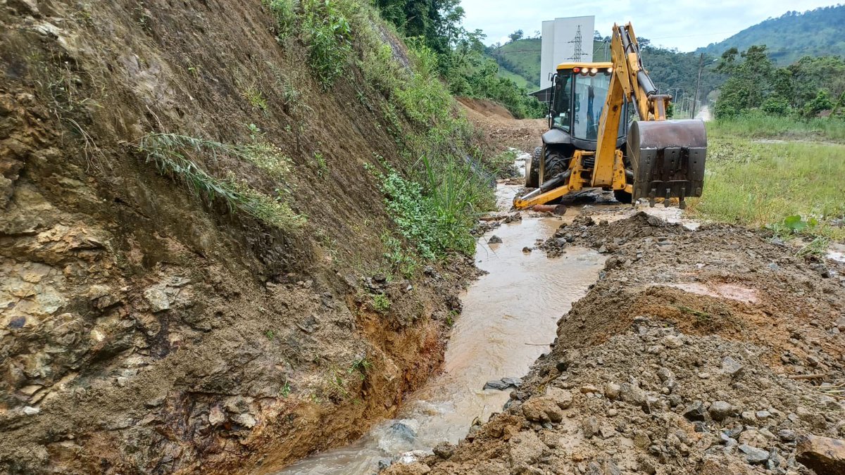 MIT_Ecuador's tweet photo. #ElOro | Desalojamos material de la vía Saracay-Piñas, sector Panupali, km 6. 

🤝 Trabajamos junto al GAD #Piñas. 

✅Limpiamos alcantarillas y cunetas.

🚧Encausamos aguas lluvias.

🛣️Vía habilitada.

#ElNuevoEcuador https://t.co/Clp9eZsYOP