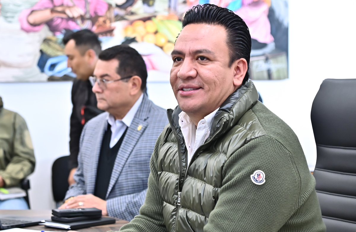 jgpetorresmx's tweet photo. Todos los días redoblamos esfuerzos para continuar brindando paz a las familias 👨👩👦👦potosinas.
Estamos trabajando con determinación para que las cuatro regiones del Estado vivan con seguridad y prosperidad. 🤝
#SGGSLP https://t.co/W9TVIRXeWY