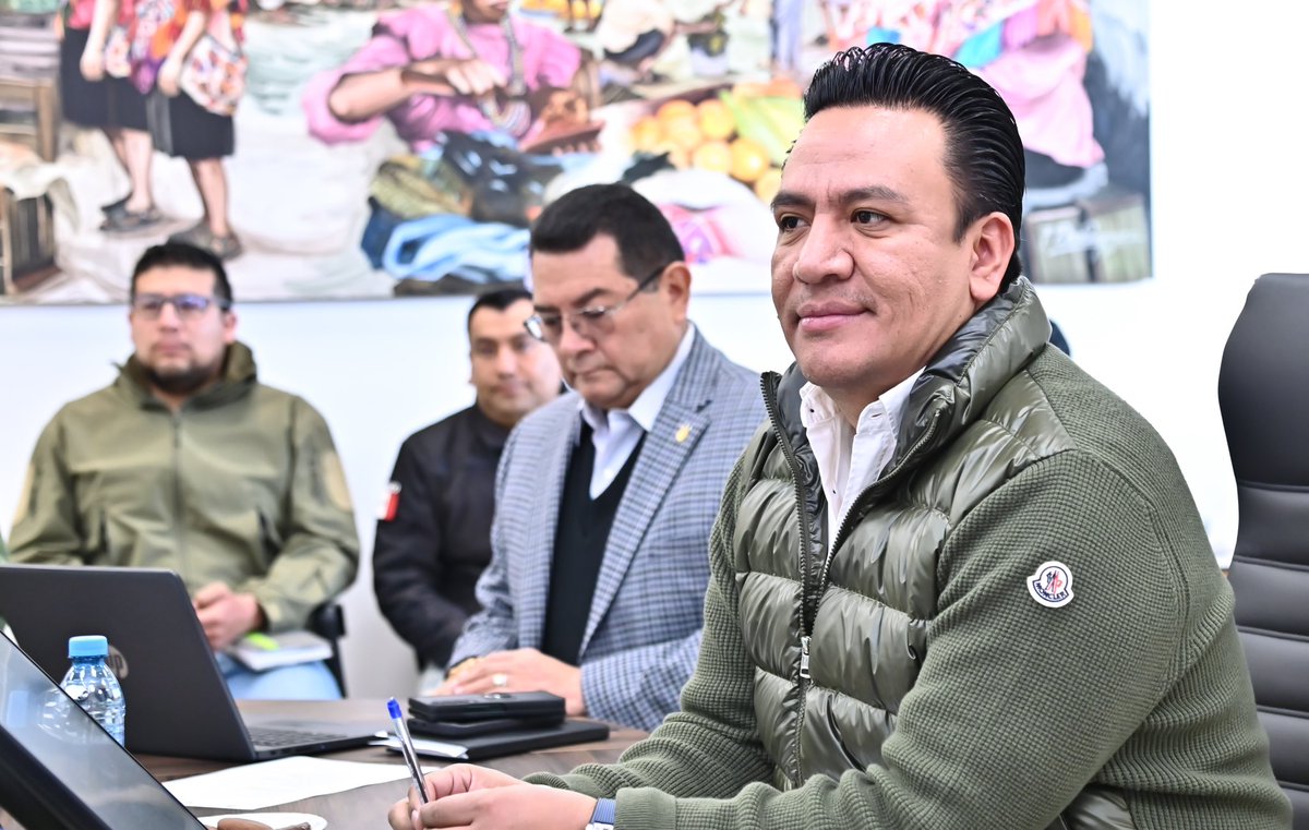 jgpetorresmx's tweet photo. Todos los días redoblamos esfuerzos para continuar brindando paz a las familias 👨👩👦👦potosinas.
Estamos trabajando con determinación para que las cuatro regiones del Estado vivan con seguridad y prosperidad. 🤝
#SGGSLP https://t.co/W9TVIRXeWY