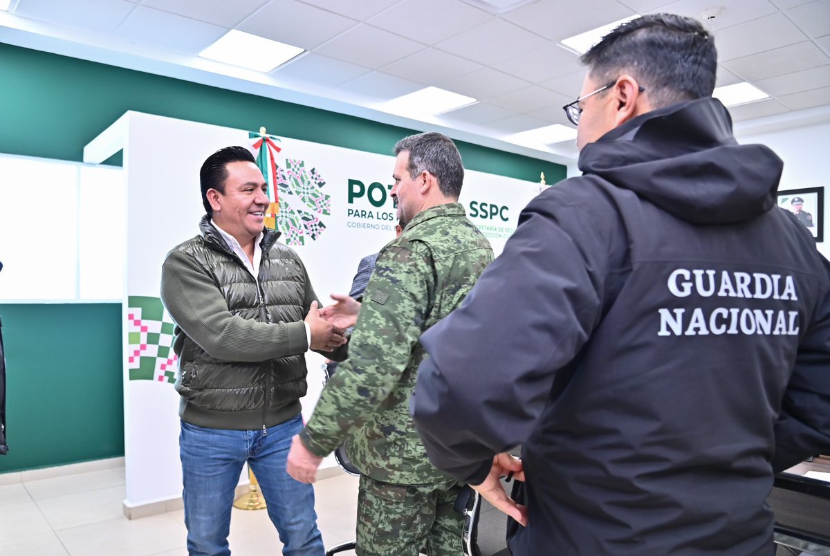 jgpetorresmx's tweet photo. Todos los días redoblamos esfuerzos para continuar brindando paz a las familias 👨👩👦👦potosinas.
Estamos trabajando con determinación para que las cuatro regiones del Estado vivan con seguridad y prosperidad. 🤝
#SGGSLP https://t.co/W9TVIRXeWY