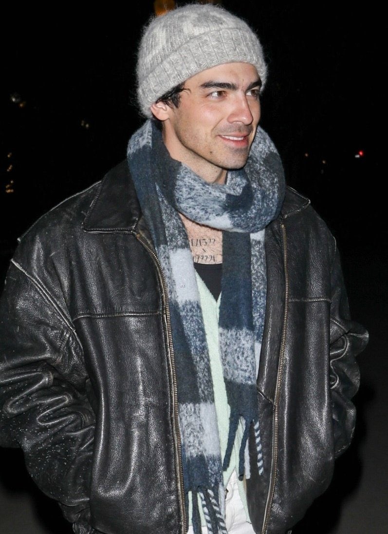 JonasBrosMedia's tweet photo. .@JoeJonas outside of a restaurant in Aspen, CO last night. (1.4.24) https://t.co/mxurcyKkav