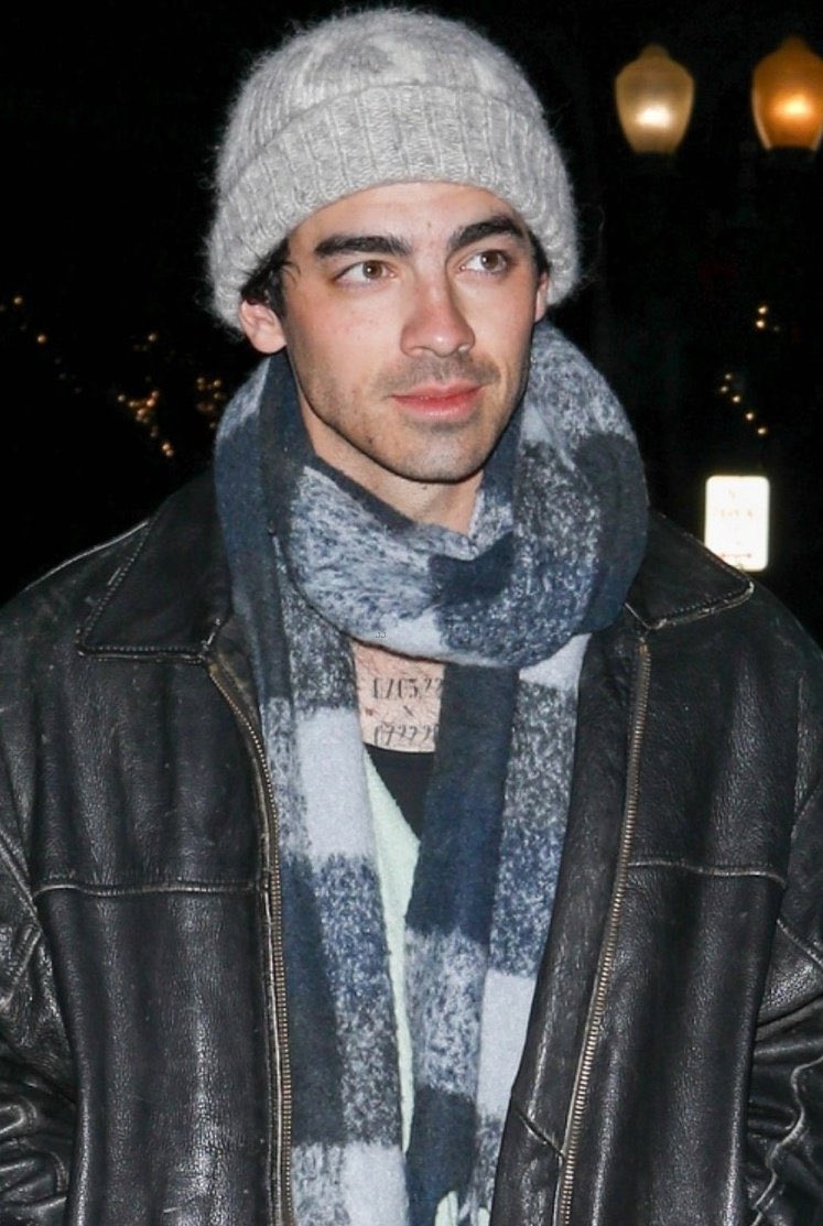 JonasBrosMedia's tweet photo. .@JoeJonas outside of a restaurant in Aspen, CO last night. (1.4.24) https://t.co/mxurcyKkav