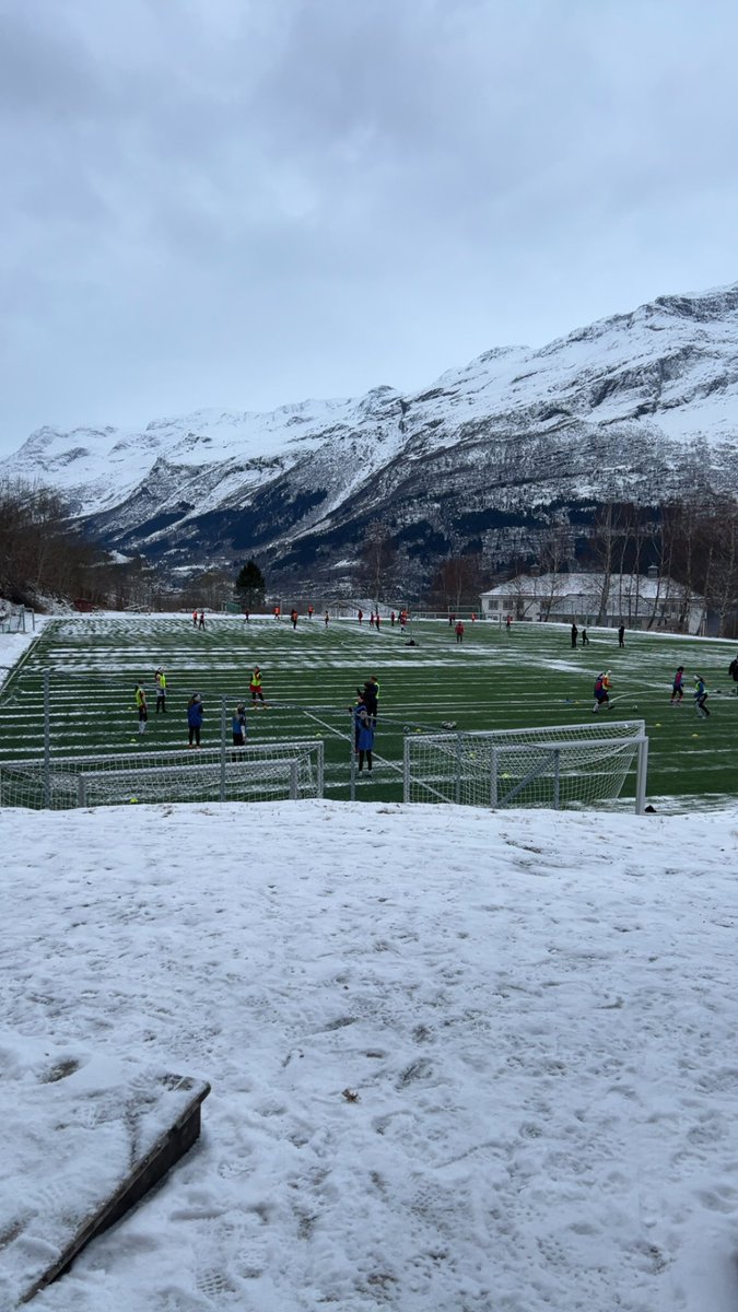 VenSandvik's tweet photo. Ikke så vanskelig å bli sjarmert i slike omgivelser: https://t.co/LfQ4AGNiYj