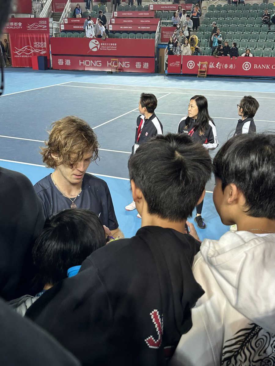 evasakuraimamo's tweet photo. 😍😍😍Andrey is such a nice person 🥹even though he said he needed a rest and he stayed so long for autographs 🥹 #andreyrublev #hko #hongkongopen #tennis https://t.co/Qbfg26zbu6