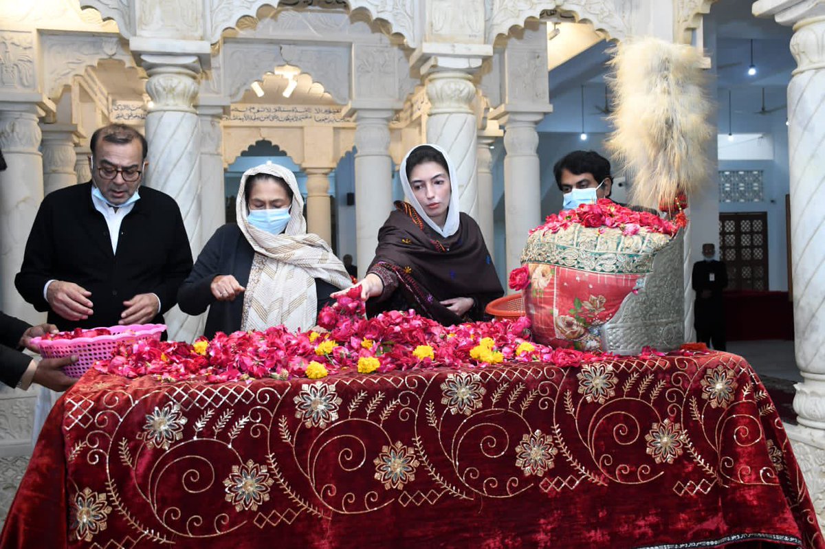 MediaCellPPP's tweet photo. On the eve of Quaid-e-Awam Shaheed Zulfikar Ali Bhutto's 96th birth anniversary, Bibi @AseefaBZ along with her maternal aunt, Sanam Bhutto visited the mausoleum of martyrs of the Bhutto family at Garhi Khuda Bakhsh.
#HBDShaheedBhutto 
Read More: https://t.co/eRgJ4X5gDw https://t.co/Gj6adeU6XJ