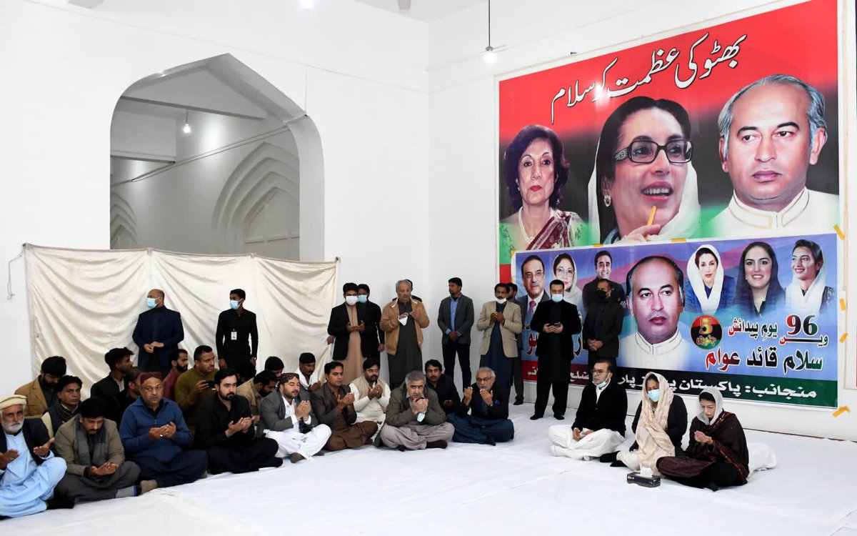 MediaCellPPP's tweet photo. On the eve of Quaid-e-Awam Shaheed Zulfikar Ali Bhutto's 96th birth anniversary, Bibi @AseefaBZ along with her maternal aunt, Sanam Bhutto visited the mausoleum of martyrs of the Bhutto family at Garhi Khuda Bakhsh.
#HBDShaheedBhutto 
Read More: https://t.co/eRgJ4X5gDw https://t.co/Gj6adeU6XJ