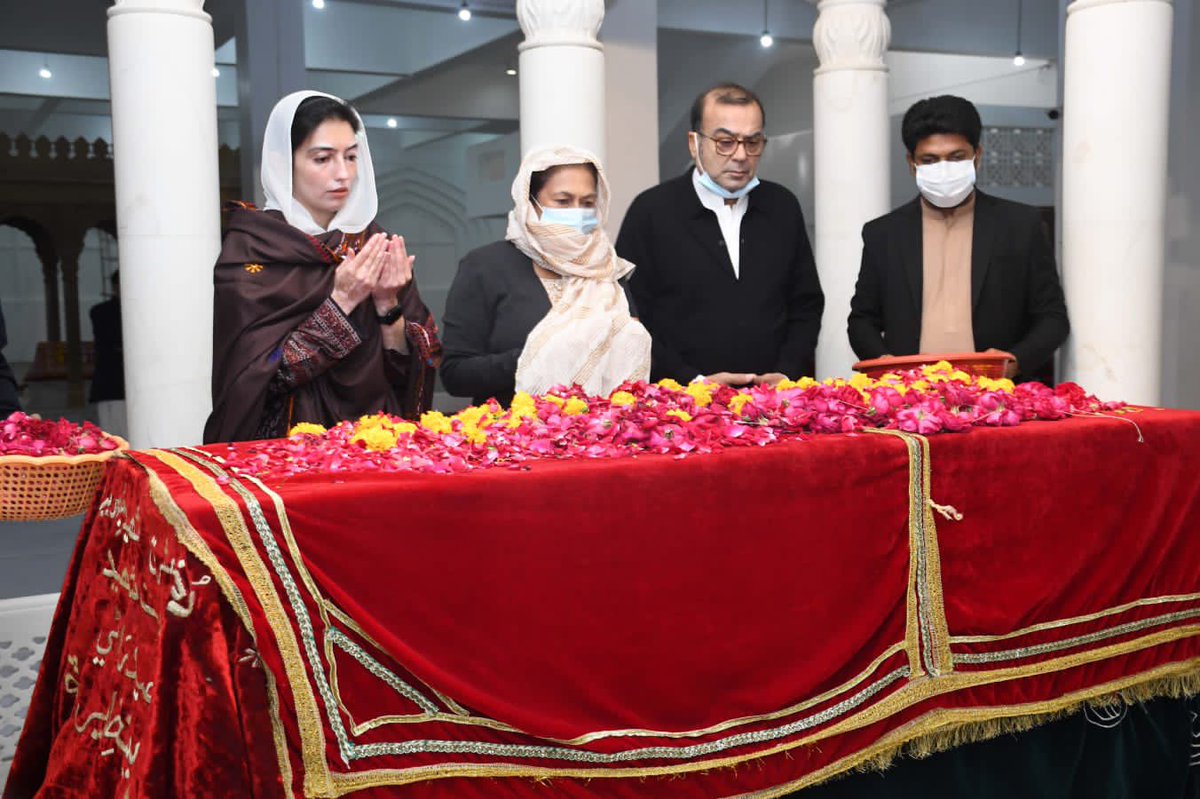MediaCellPPP's tweet photo. On the eve of Quaid-e-Awam Shaheed Zulfikar Ali Bhutto's 96th birth anniversary, Bibi @AseefaBZ along with her maternal aunt, Sanam Bhutto visited the mausoleum of martyrs of the Bhutto family at Garhi Khuda Bakhsh.
#HBDShaheedBhutto 
Read More: https://t.co/eRgJ4X5gDw https://t.co/Gj6adeU6XJ
