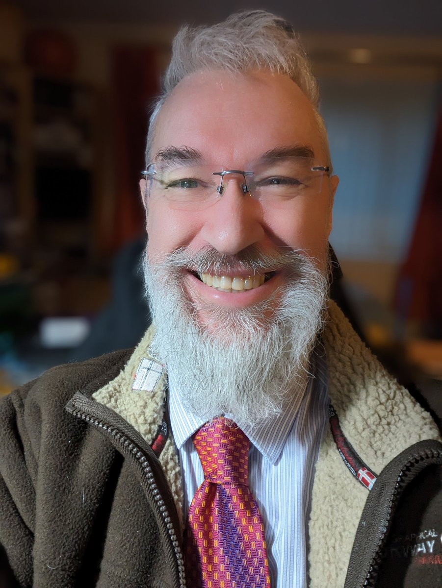 SqlBobScot's tweet photo. Welcome to the new year; I hope you had a fantastic festive season. It's #DressUpFriday with a nice lustrous red tie, ok well it looks that way to me. https://t.co/pOy42z8qYi