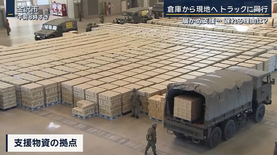 yuruhuwa_kdenpa's tweet photo. 金沢市の物資集積場は物凄い物量で草

そこから先は36連隊やトラック協会が輸送を担当してる模様

マジで3連休にゴミみたいな量の物資を持って被災地に行こうとしてる人は止めとけよ… https://t.co/sV5fW6e24d