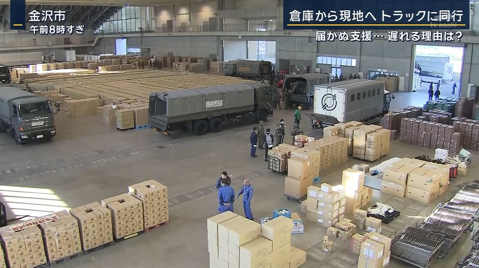 yuruhuwa_kdenpa's tweet photo. 金沢市の物資集積場は物凄い物量で草

そこから先は36連隊やトラック協会が輸送を担当してる模様

マジで3連休にゴミみたいな量の物資を持って被災地に行こうとしてる人は止めとけよ… https://t.co/sV5fW6e24d