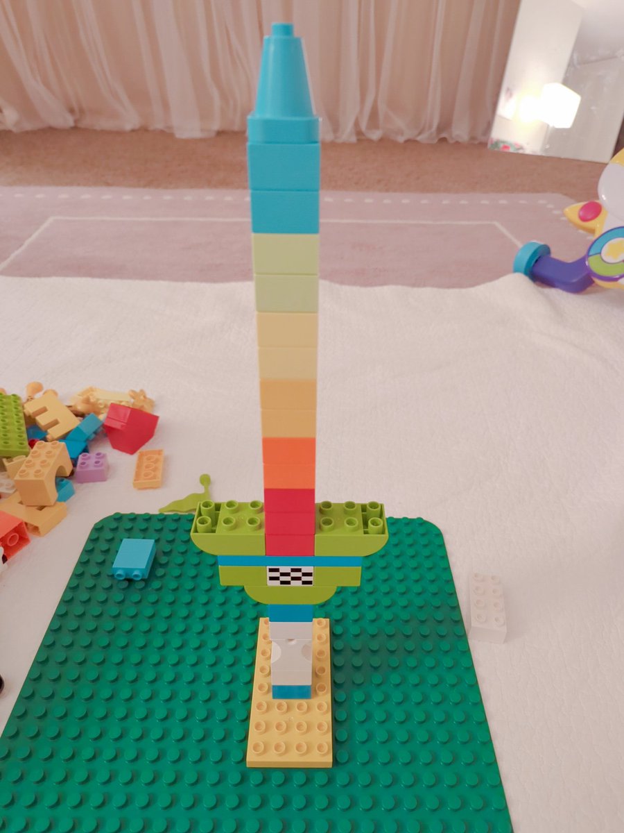 毎晩22時から勉強。休憩にリビング来たら勇者の剣おいてあった。
夫が翌朝息子と遊ぶらしい。癒😊
#uscpa #レゴ