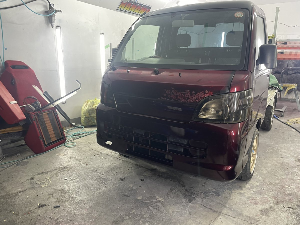 kaaaaiooo's tweet photo. 年末年始に社長の遊び😆

軽トラをカスタムペイントとキャンディーレッドに！、まだ荷台のあおりもキャンディーレッドにするみたい笑

とりあえず完成したら売り出します！
買いたい人います？
それまで宣伝としてその辺乗ります https://t.co/WJZix2Hify