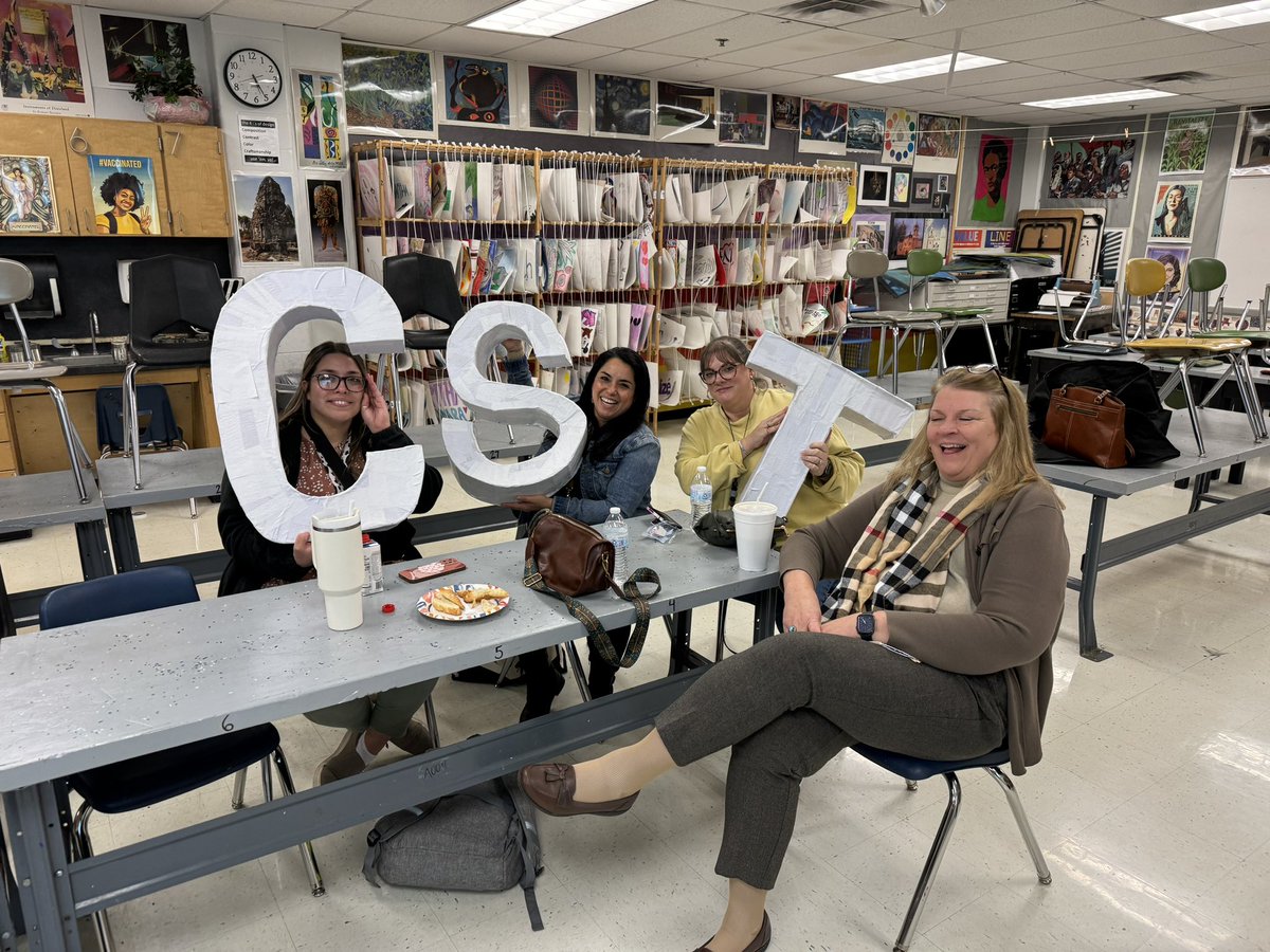 ValsArtClass's tweet photo. Leading the Clark HS Feeder group on our Los Leones Art Festival project!!! #Clarktx, #nisdfinearts, #nisdcreates, https://t.co/gSi4469mDI