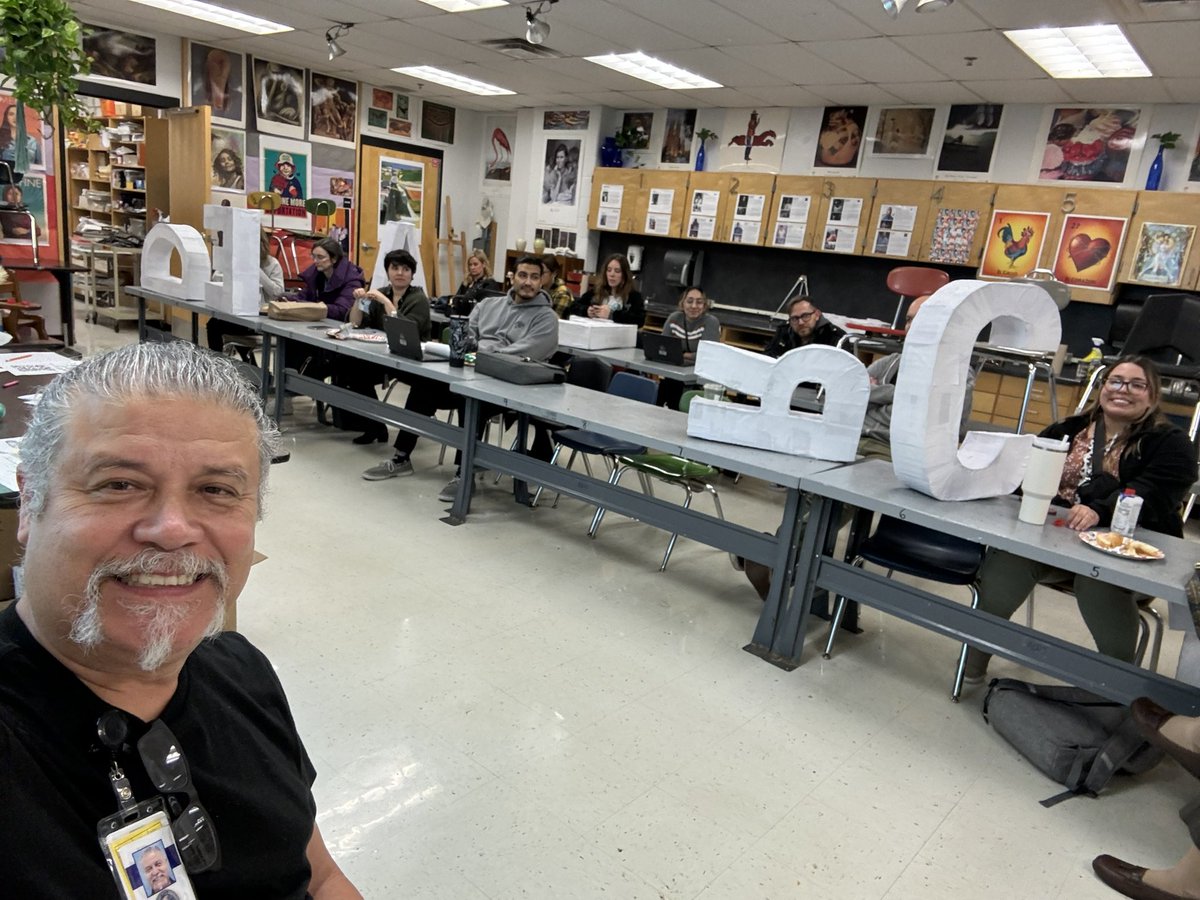 ValsArtClass's tweet photo. Leading the Clark HS Feeder group on our Los Leones Art Festival project!!! #Clarktx, #nisdfinearts, #nisdcreates, https://t.co/gSi4469mDI