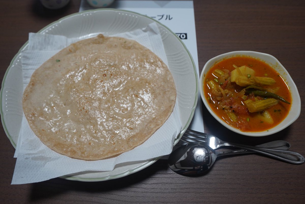 AsiaHunter_com's tweet photo. 昨夜のソニさんの家庭料理。まずはソジネパッタ(ドラムスティック)のトルカリ。毎年3〜4月に収穫期を迎えるソジネパッタはベンガルでも南インド同様、葉はバジやボルタ、花もチングリマーチと炒めたりする万能野菜。このトルカリを前菜的にギー塗布のチャパーティーといただく。葉は茶としても飲む。 https://t.co/RYXnKeT85l