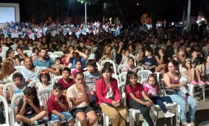 📽️ Se llevó a cabo con éxito la proyección de #CineInfantil en el anfiteatro de la plaza principal de General Güemes, en el marco de las actividades “Vacaciones en Cultura 2024”.