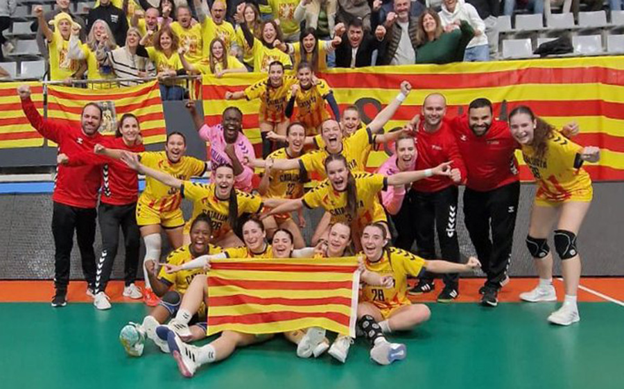 CatHandbol's tweet photo. SEGUIMENT #CESA2024CAT: Catalunya @FedCatHandbol és l'única comunitat que fica les tres seleccions femenines a semifinals del @cesabm2024CAT.
La #SCJF guanya a Navarra i les #SCCF i #SCIF a Castella la Manxa.
➡️ https://t.co/qce0GcG9Uy https://t.co/W9wQMKAbmv
