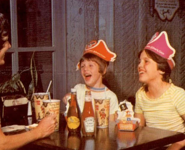 longjohnsilvers's tweet photo. From your childhood cravings to theirs, some things never change. LJS love is timeless! 💙🍟 
#GenerationsOfJoy #LJSNostalgia https://t.co/kjc96laCVQ