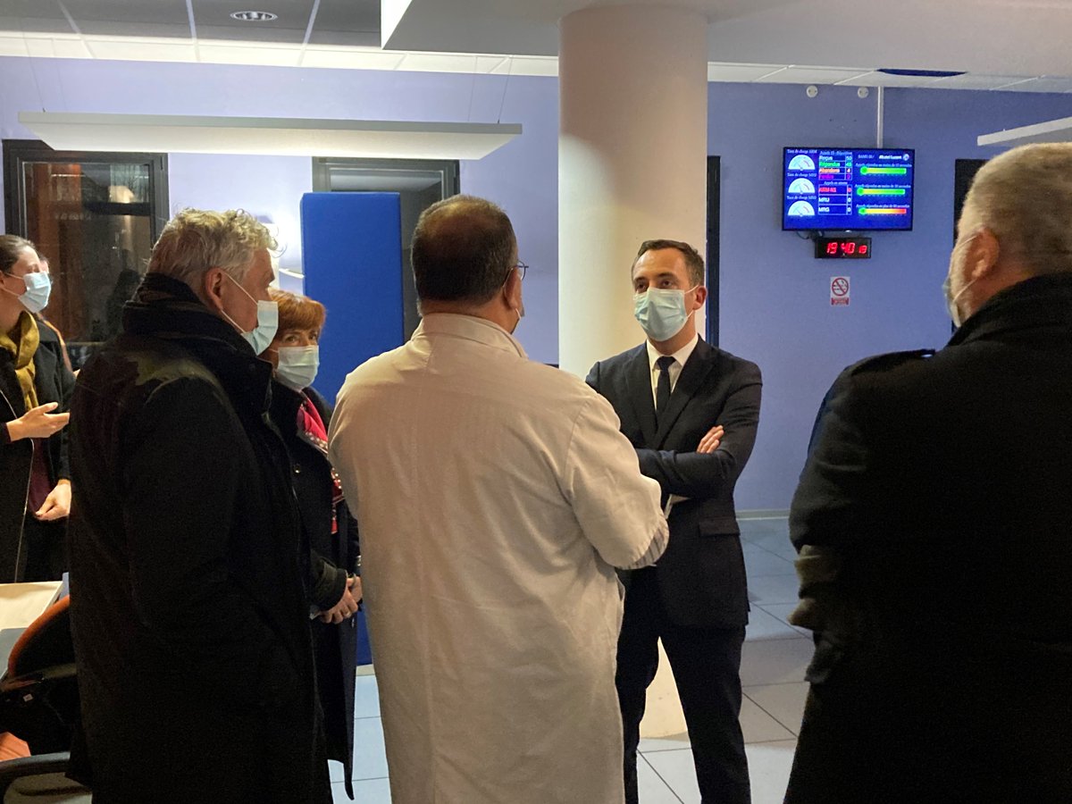 CHU_de_Poitiers's tweet image. 🏥#Visiteofficielle | Le @Prefet86  et le président du @departement86, ont tenu à #soutenir et #remercier nos professionnels des #urgences et du Centre 15, toujours prêts à prendre soin de vous, même le 31 décembre !