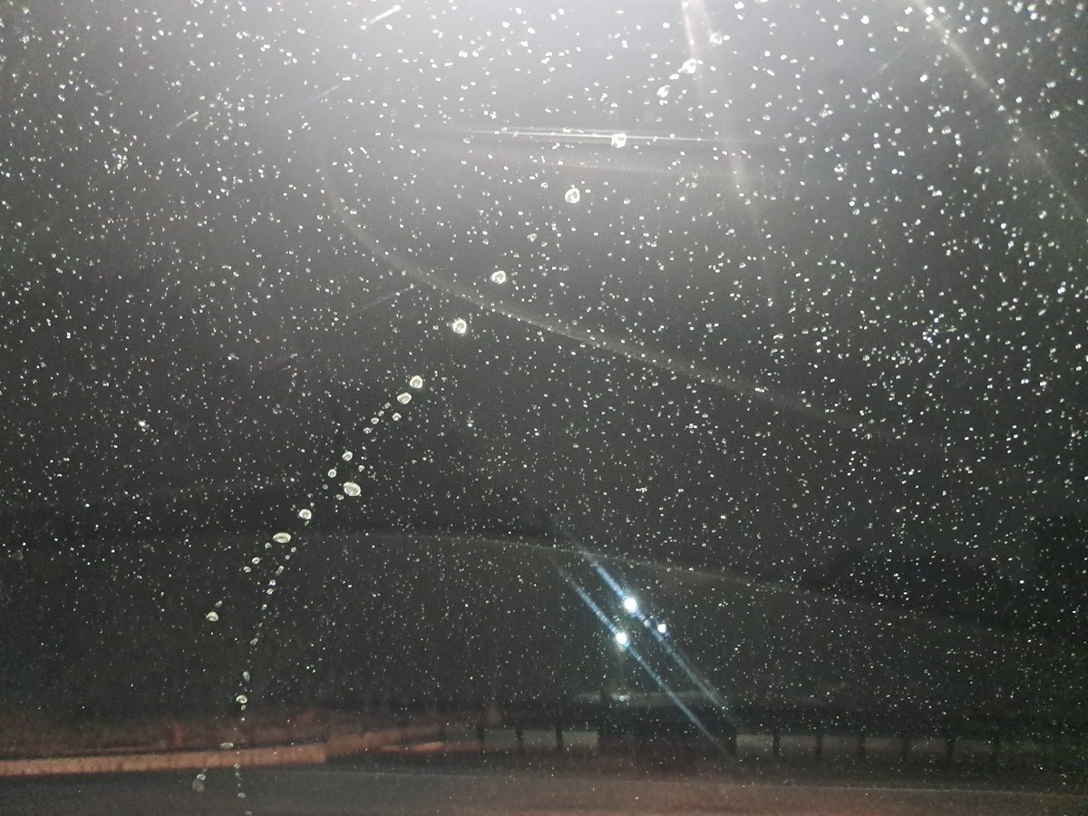As predicted yesterday, light drizzles here in North Bengaluru. ☔️

#UnseasonalRains #WinterRains #BengaluruRains